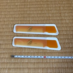 オレンジ色のプラスチック製コーム2本。（くし）の画像