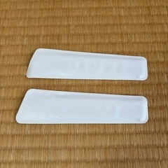 オレンジ色のプラスチック製コーム2本。（くし）の画像