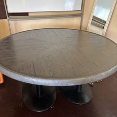 大きなダイニングテーブルの画像
