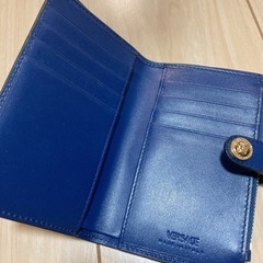 VERSACE メンズ2つ折りレザー財布 小銭入れ付き ロゴ有の画像