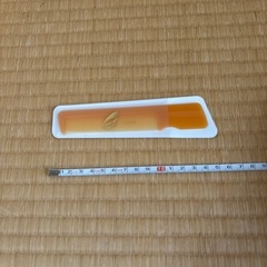 オレンジ色のプラスチック製コーム1本。（くし）の画像