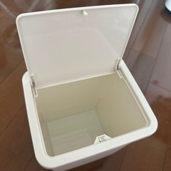 美品 ゴミ箱の画像
