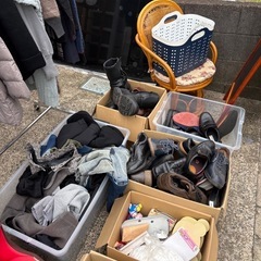 無料コーナー開放中　タイヤ置き　服　からーカラーボックスの画像