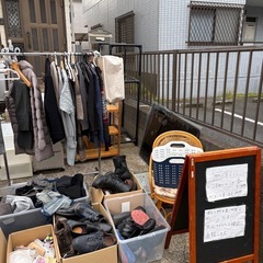 無料コーナー開放中　タイヤ置き　服　からーカラーボックスの画像