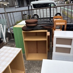無料コーナー開放中　タイヤ置き　服　からーカラーボックスの画像