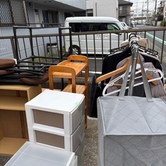 無料コーナー開放中　タイヤ置き　服　からーカラーボックスの画像