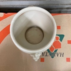 ライオン装飾の陶器花器の画像