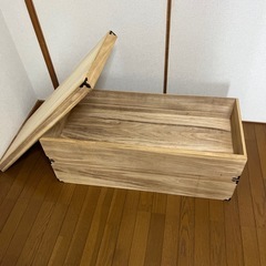 桐衣装箱の画像