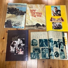 古い映画のパンフレットと雑誌の画像