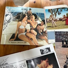 古い映画のパンフレットと雑誌の画像