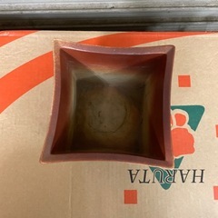赤色四角形陶器花器の画像