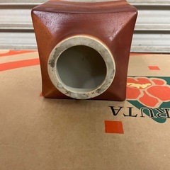 赤色四角形陶器花器の画像