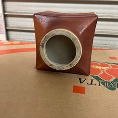 赤色四角形陶器花器の画像