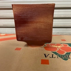 赤色四角形陶器花器の画像