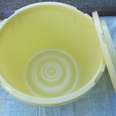 漬け物樽と漬物石のセットの画像