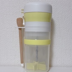 哺乳びんや離乳食関係、ベビー用品の画像