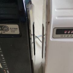 電動自転車のバッテリーと充電器の画像