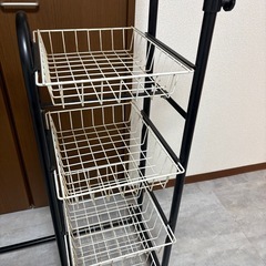 ハンガーラック 2段式 カゴ4つ付きの画像