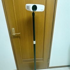 プロジェクターと三脚のセットの画像