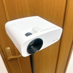 プロジェクターと三脚のセットの画像