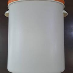 【中古・美品】パール金属 日本製 米びつ 5kg オレンジ お米 袋のまま ストック RICE HB-3435の画像