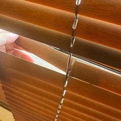ニトリの出窓用ブラインド(1枚割れあり)ブラウンの画像