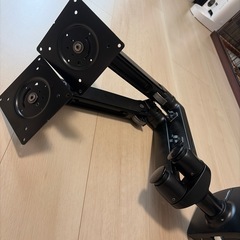 Amazonbasicsデュアルモニターアーム　
エルゴトロンの画像