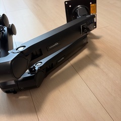 Amazonbasicsデュアルモニターアーム　
エルゴトロンの画像