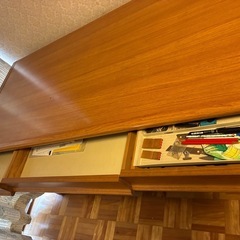 大きな木製机の画像
