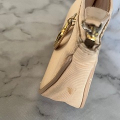 DIORディオールポーチと鉛筆削りの画像