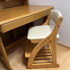 学習机　ニトリシステムデスク　机、イス、棚の3点セット　ライト付きの画像