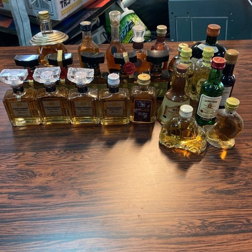 ウイスキーやブランデーのミニチュアボトル　古酒