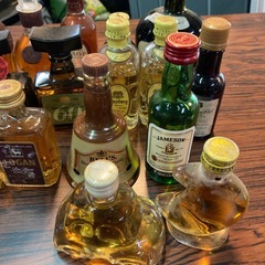 ウイスキーやブランデーのミニチュアボトル　古酒の画像