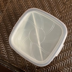 陶器のタッパーの画像
