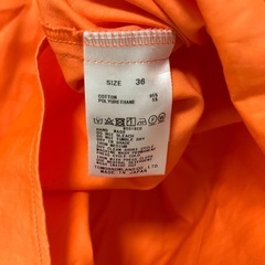 オレンジ色の服の画像