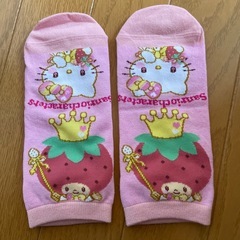 新品。サンリオいちご新聞マイメロ、キティー靴下の画像