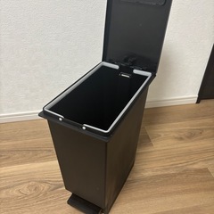 黒　ゴミ箱　ブラック　シンプルの画像