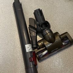 ダイソン旧型掃除機とテレビの画像