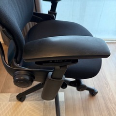 スチールケース Leap Chair v2 inブラック オフィスチェア デスクチェアの画像