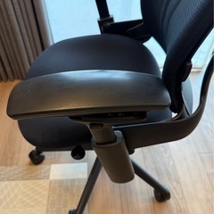 スチールケース Leap Chair v2 inブラック オフィスチェア デスクチェアの画像