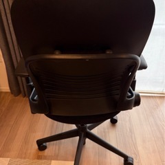 スチールケース Leap Chair v2 inブラック オフィスチェア デスクチェアの画像