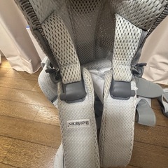 ベビービョルン ワンカイ グレー メッシュ素材
の画像