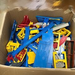【値引き可】【ダンボールいっぱいのプラレール】「列車、レール、橋脚、踏切等多数あり」の画像