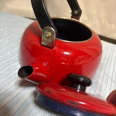赤いホーローのヤカン　1800mlくらい入りますの画像