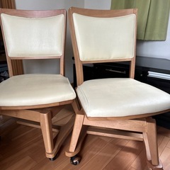 キャスター付き回転式ダイニングチェアー2脚組の画像