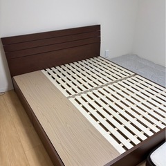 ベッド クイーンサイズの画像