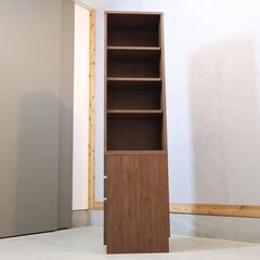 HOTTA WOODY(堀田木工所)のアールデザインシリーズ デスクサイドラックです。アルダー材の柔らかな質感が優しい印象の収納ラック。シェルフとチェストが組み合わさった収納量豊富で便利なデザイン♪の画像
