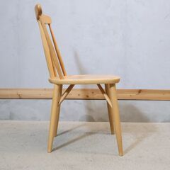 MIKIMOKU(ミキモク)のメープル無垢材を使用したナチュラルなシリーズ"楓の森"のダイニングチェアです。ウィンザータイプのクラシカルなデザインと座面のクサビが特徴的な木製椅子♪の画像