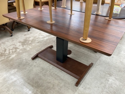 2/4 値下げ?シギヤマ家具?昇降テーブル?ペダル式?リフティングテーブル?ウォールナット突板?2023製造?2545
