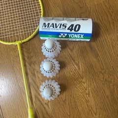 バドミントンラケット×2   羽×3の画像